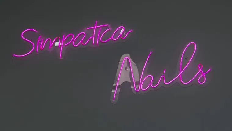 Simpatica Nails-ի վարդագույն նեոնային ցուցանակը
